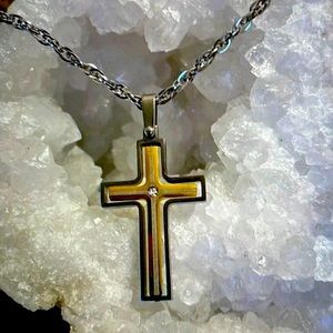 Stainless Steel Spin Cross w/2 Tone 20” Chain w/lobster Safety. Retail 95.00 NWT